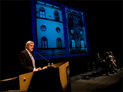 Photo of CISA3 Director Maurizio Seracini presents a thermographical scan of the facade of the Palazzo Medici