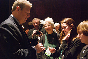 Photo of Al Gore and Revelle Family (Photo / Victor W. Chen)