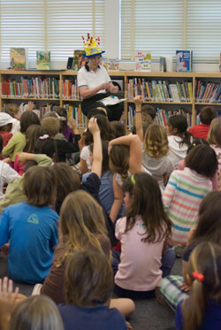 Chancellor Fox reading to children (Photo / Victor W. Chen)