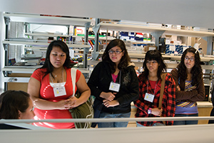 Students at the laboratory (Photo / Victor W. Chen)
