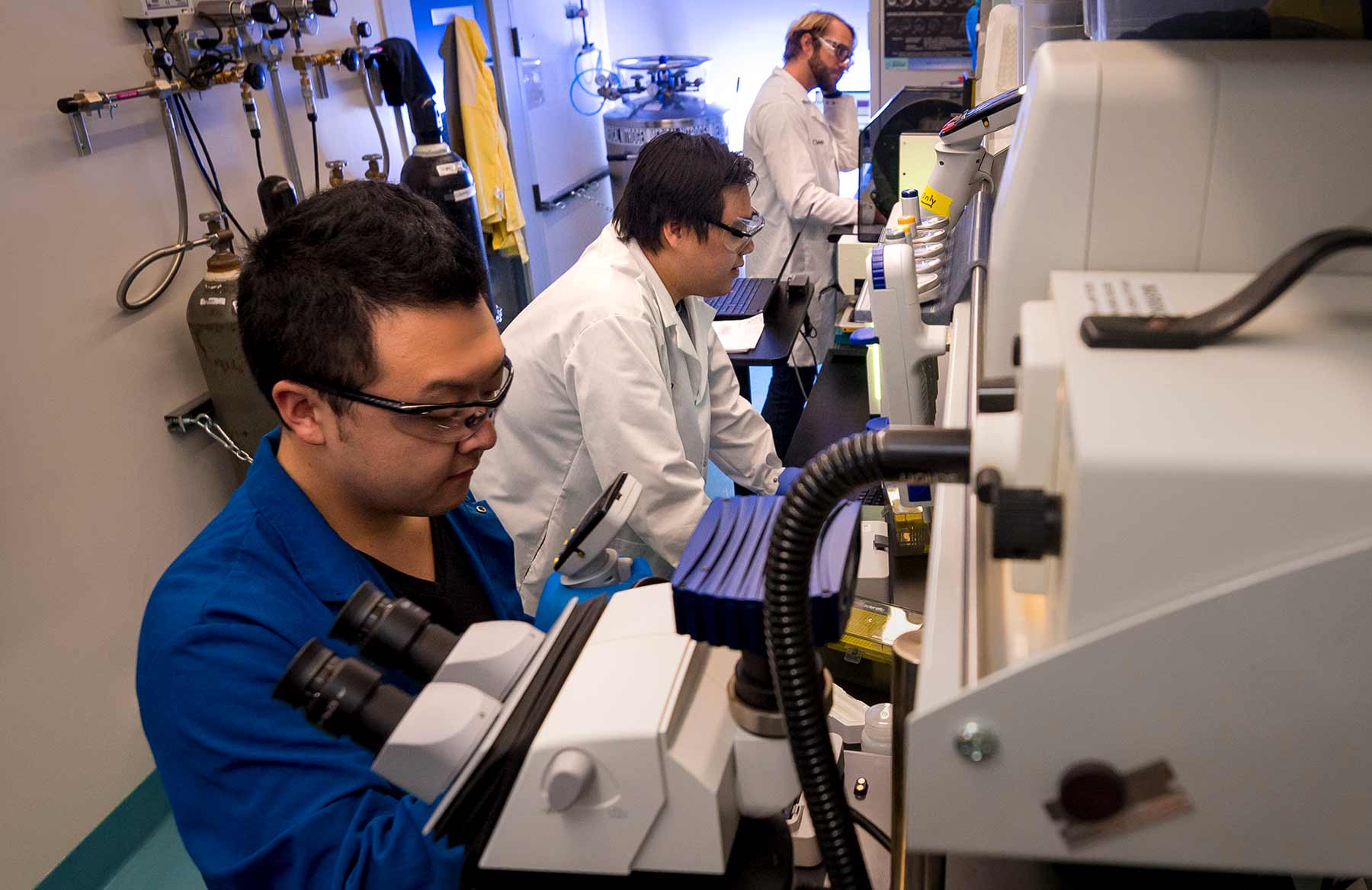 Hamdoun Lab graduate students Yoon Lee, Nathan Chang, and Evan Tjeerdema work in the new Illumina Laboratory.