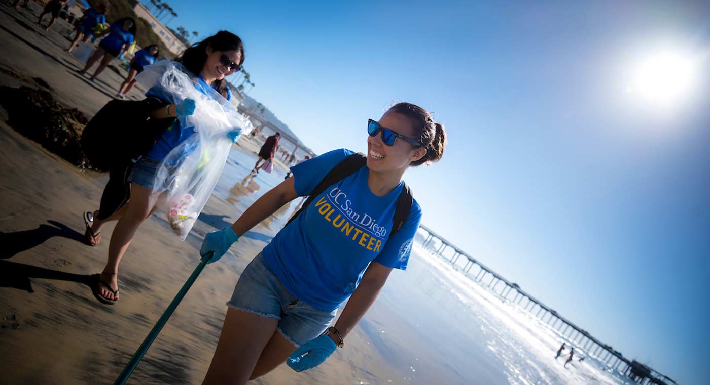 Students cleaning up the beach.